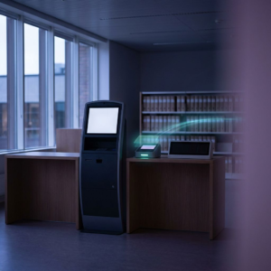 Nordisk borgerservice‑skranke ved skumring med en anonym terminal og en cyan/indigo data‑pulse, der antyder en agent‑drevet interaktion (ingen læsbar tekst).