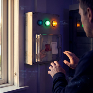 Operationsrum i en lille dansk virksomhed med et vægmonteret incidentpanel, blinkende statuslamper og en låst rollback‑kontakt bag en gennemsigtig flap — et øjeblik af beslutningspres før deploy.