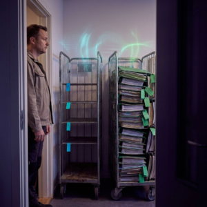 Økonomiansvarlig i en dansk SMV ser på to farvekodede behandlingskøer; cyan/grøn data‑pulser antyder struktureret output, dybe indigo skygger.