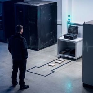 Nordisk operationsrum med en teknisk ansvarlig der vurderer en stor mørk kasse og en mindre kuffert, symbol på tung multi‑GPU kontra kvantiseret, lettere model; dybe lilla/indigo skygger og cyan accenter.