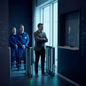 Operationsleder foran en slank adgangs‑threshold, kort kø i foyer — nordisk toning med indigo og cyan accenter, symboliserer valg mellem hurtig POC og governance‑risici.
