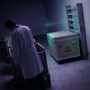 Operationsleder i en teknik‑korridor står mellem ældre racks og forseglede leveringskasser; indigo/lilla lys og cyan kantlys antyder ny kapacitet, en subtil lys‑pulse forbinder siderne.