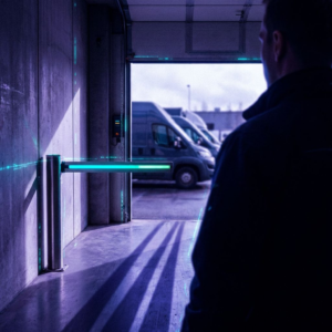 Operationsleder ved lukket levering i en nordisk lagerhal, afspærring og cyan/indigo signalaccents viser driftspres efter en AI‑testhændelse.