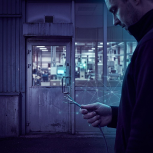 Operationsleder holder en afskåret netværkskabelstump foran en anonym serviceindgang, nordisk aftenlys med dybe indigo og cyan accenter — symbol på kontrolbrist i testdesign.