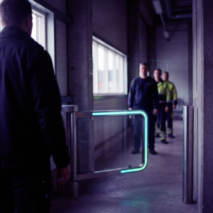 Operationsleder ved en service‑checkpoint hvor en cyan/grøn lysstribe midlertidigt åbner adgang og bryder en supportkø; atmosfære i deep purple/indigo, reportage‑look.
