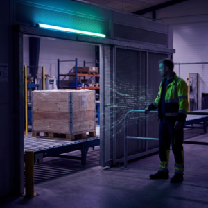 Kompakt nordisk lastesluse hvor en palle holdes tilbage ved en inspektionssluse; en tekniker står ved siden af, slusen har cyan/grøn signallinje og dybe lilla skygger — metafor for firewallens nye inspektion, ingen læsbar tekst.