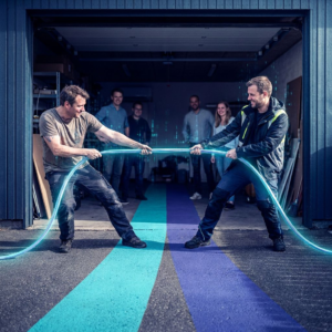 Teknisk leder står i et kryds mellem to farvekodede baner i en nordisk teknikgang — et visuelt valg mellem hastighed og kontrol for virksomhedens softwarevalg.