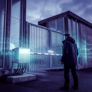 Teknisk leder i dansk SMV stopper en automatisk release ved en lukket metal‑sluse; indigo/ cyan farvetone, subtil data‑glød, ingen læsbar tekst.