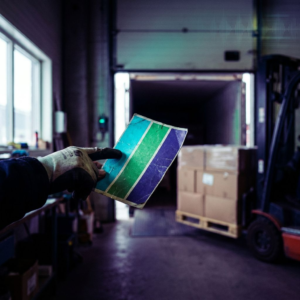 En dansk SMV‑driftsleder foran tre farvekodede spor på en vægmonteret tavle, cyan/green/indigo, som symboliserer valg mellem interaktiv online, async online og remote offline; nordisk lavt lys og Snilld AI Puls‑farvetone.