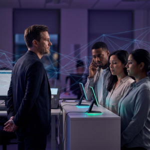 En supportleder i en dansk kundeservice ser en kort kø af kunder tale med stemmeassistenter ved standere; dybe indigo‑purpurtoner, cyan signalaccents og subtile data‑pulser over billedet.