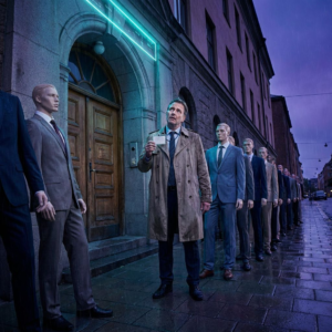 Anonym leder udenfor en retssal, overvejer adgang og compliance; indigo/purpur stemning med cyan/grønne signal-accents, diskrete data-pulse overlays.