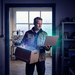 En beslutningstager i en nordisk produktionsindgang med en anonym bærbar og leverancepose, indigo skygger og cyan signalstriber, viser den praktiske konsekvens af at køre store multimodale modeller lokalt.