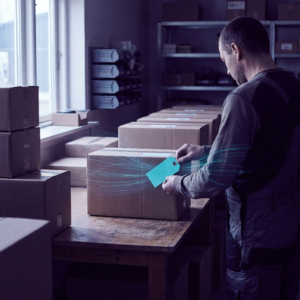 Nordisk havn ved skumring: en kran lægger en cyan‑tonet container ovenpå en eksisterende stak, dybe indigo‑skygger og subtile cyan pulser over kanten — en metafor for at lægge AI‑lag ovenpå eksisterende systemer.
